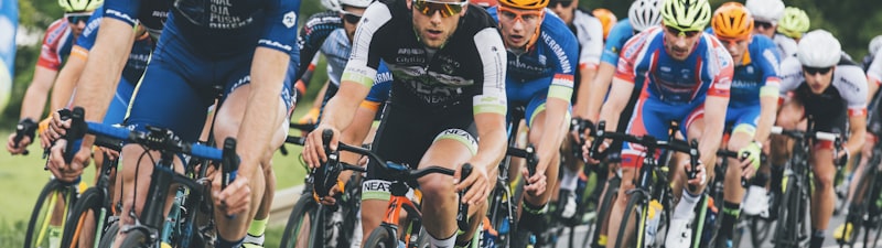 网球运动员在赛场上奋力挥拍击球的瞬间特写