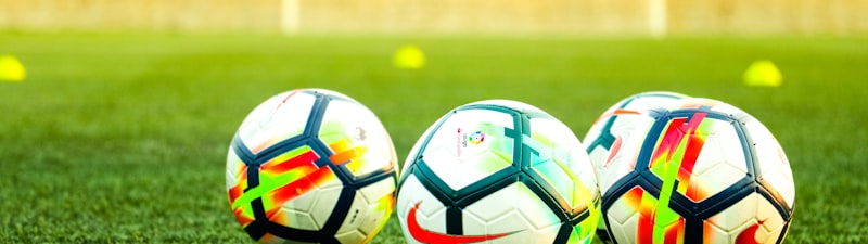 电竞选手在比赛现场专注操作键盘鼠标的紧张场景