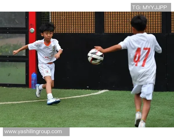 几个小孩兴奋地围观足球明星的精彩表演与梦想追逐